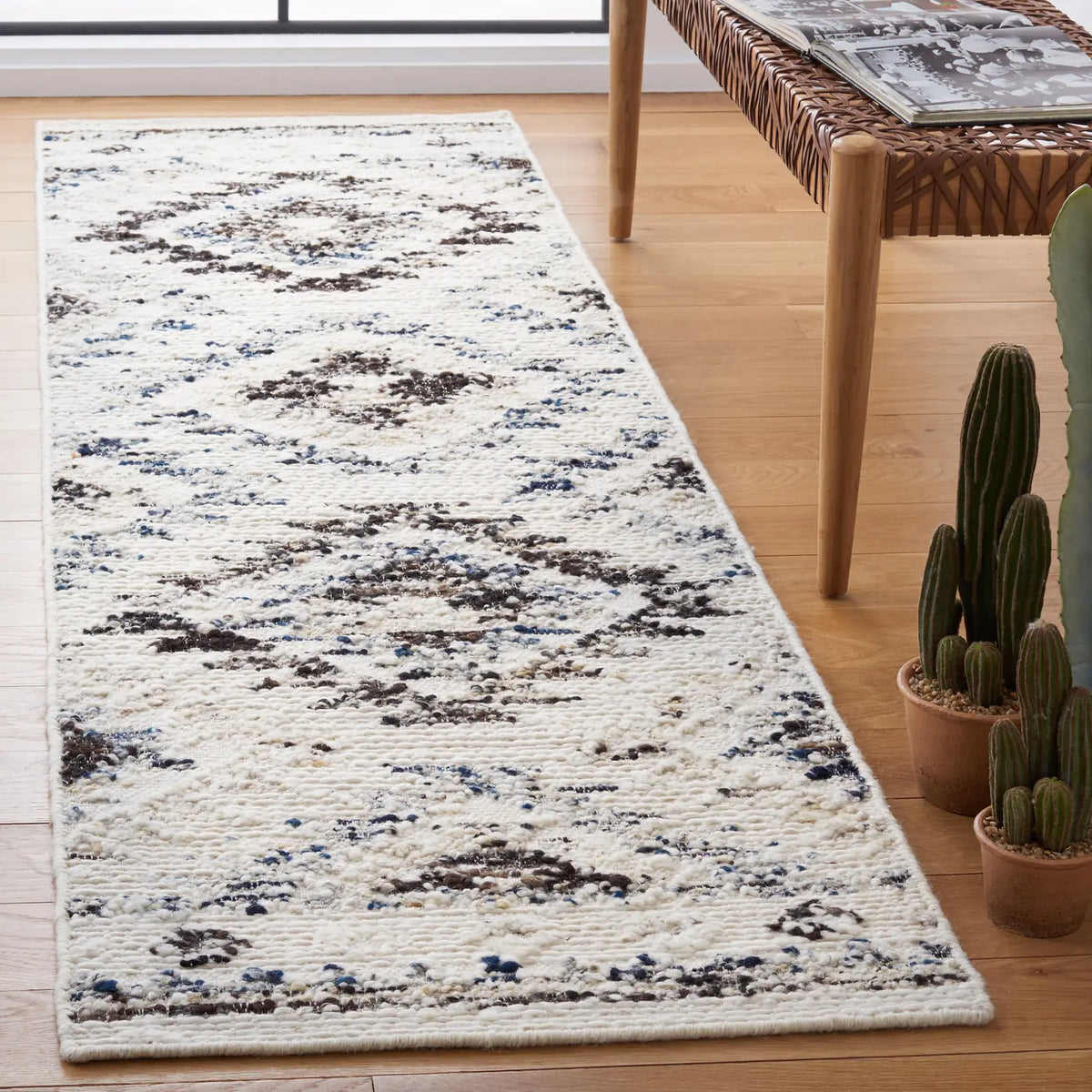 Safavieh Manhattan 2'-3" x 8'-0" Rug in Ivory / Charcoal