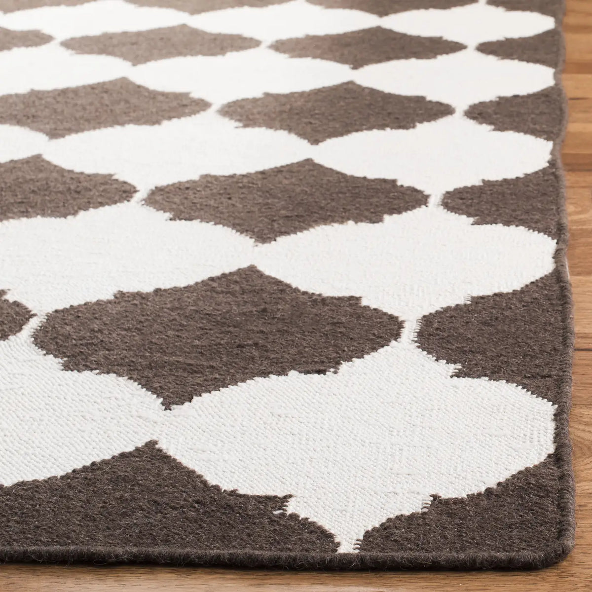 Safavieh Dhurries 5'-0" x 8'-0" Rug in Brown / Ivory