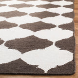 Safavieh Dhurries 5'-0" x 8'-0" Rug in Brown / Ivory