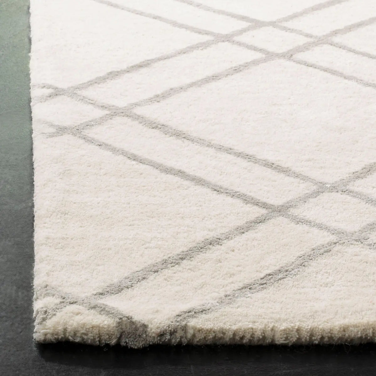 Safavieh Himalaya 4'-0" x 6'-0" Rug in Ivory / Silver