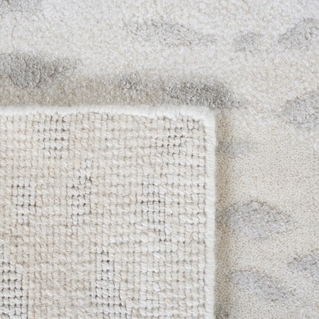 Safavieh Tibetan 4'-0" x 6'-0" Rug in Ivory / Beige