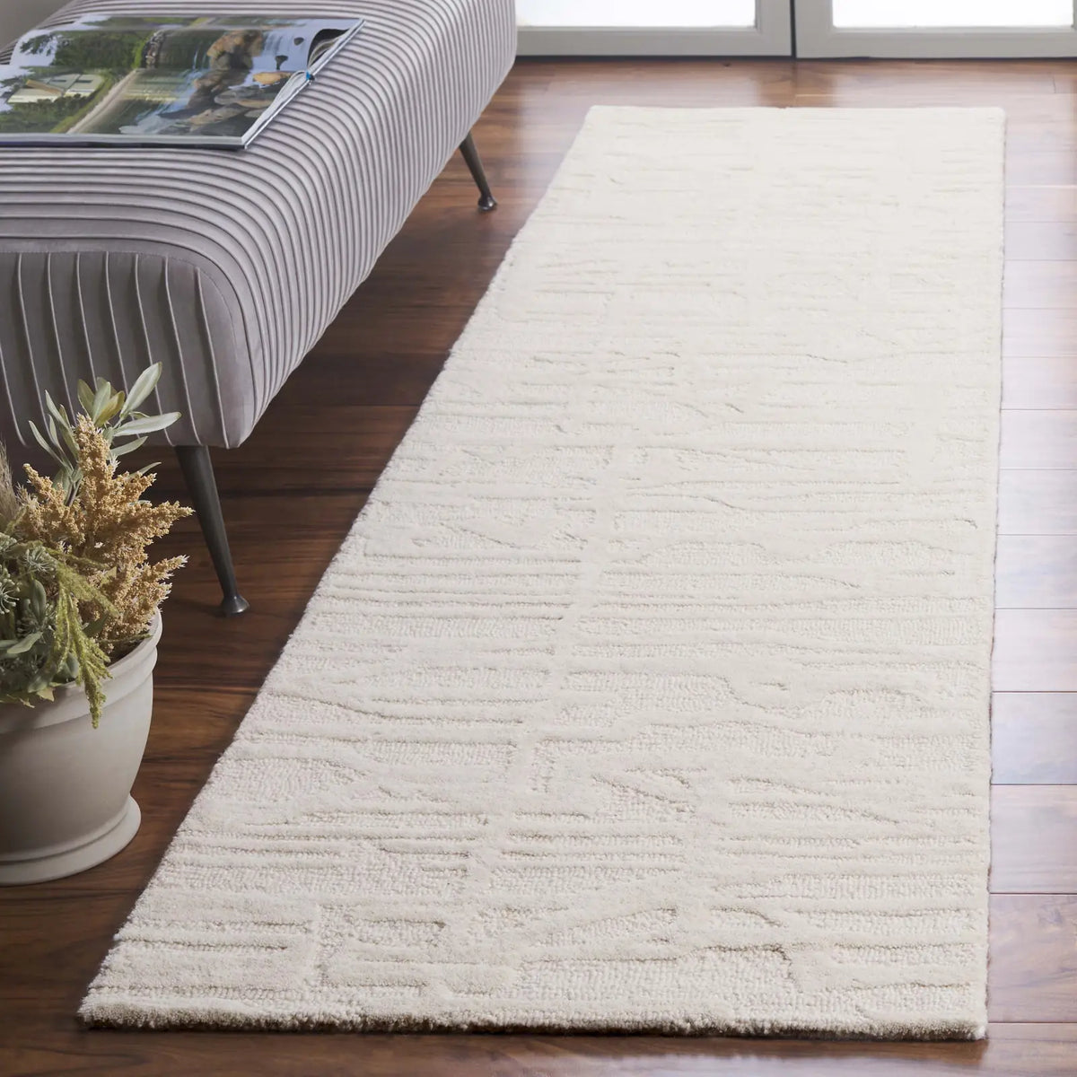 Safavieh Ebony 2'-3" x 9'-0" Rug in Ivory