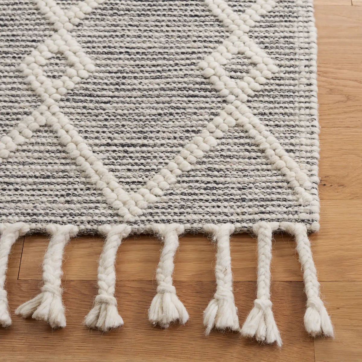 Safavieh Natura 4'-0" x 6'-0" Rug in Ivory / Black