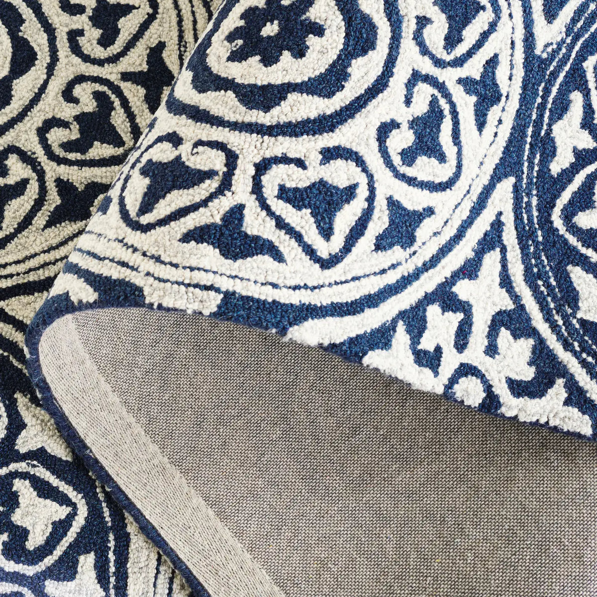 Safavieh Metro 4'-0" x 6'-0" Rug in Blue / Ivory