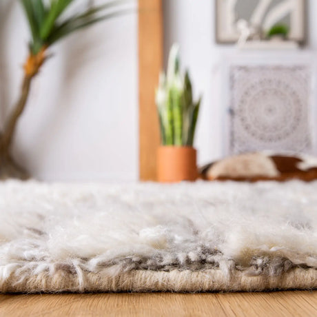 Safavieh Manhattan 4'-0" x 6'-0" Rug in Ivory / Grey