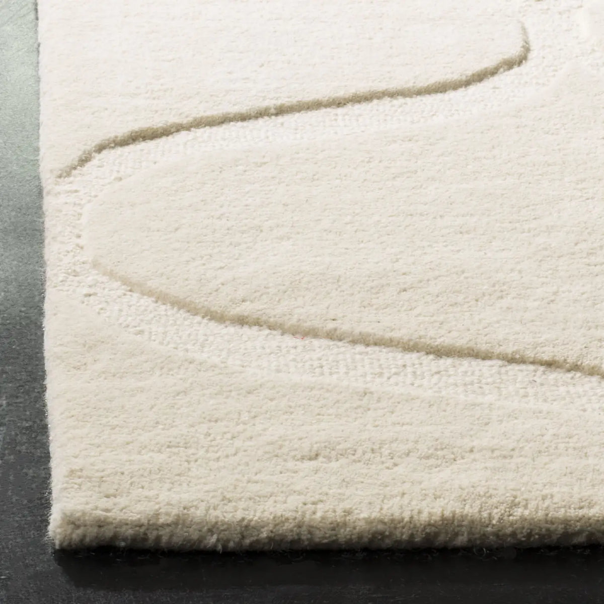 Safavieh Cambridge 4'-0" x 6'-0" Rug in Ivory / Ivory