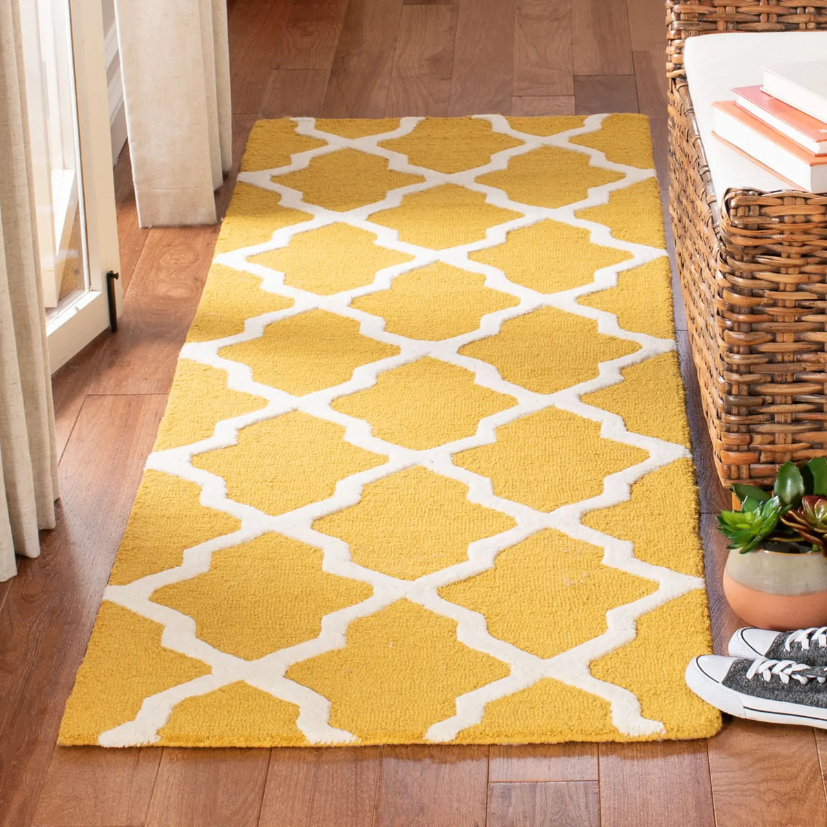 Safavieh Cambridge 2'-6" x 8'-0" Rug in Gold / Ivory
