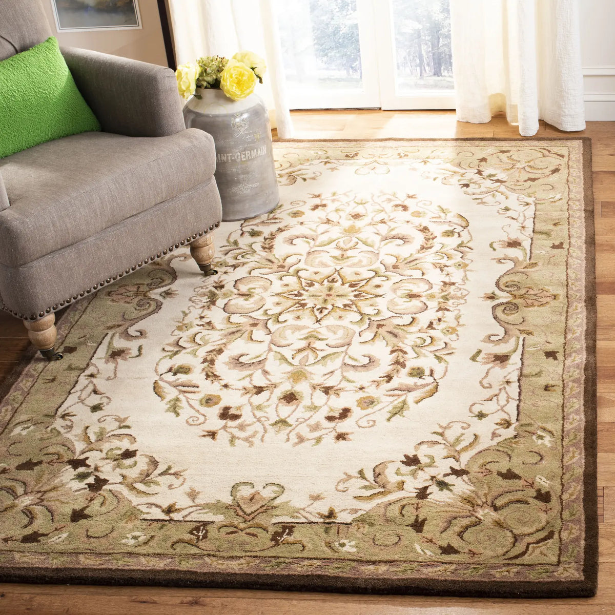 Safavieh Heritage 4'-0" x 6'-0" Rug in Beige / Green