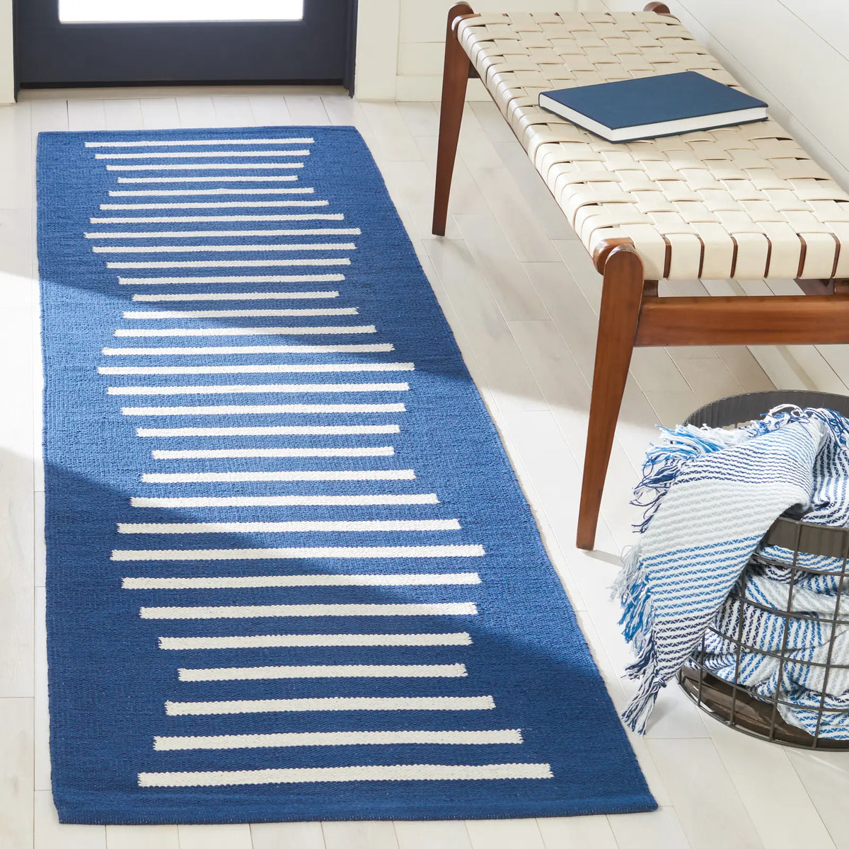 Safavieh Montauk 2'-3" x 8'-0" Rug in Navy / Ivory