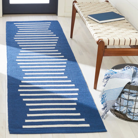 Safavieh Montauk 2'-3" x 8'-0" Rug in Navy / Ivory
