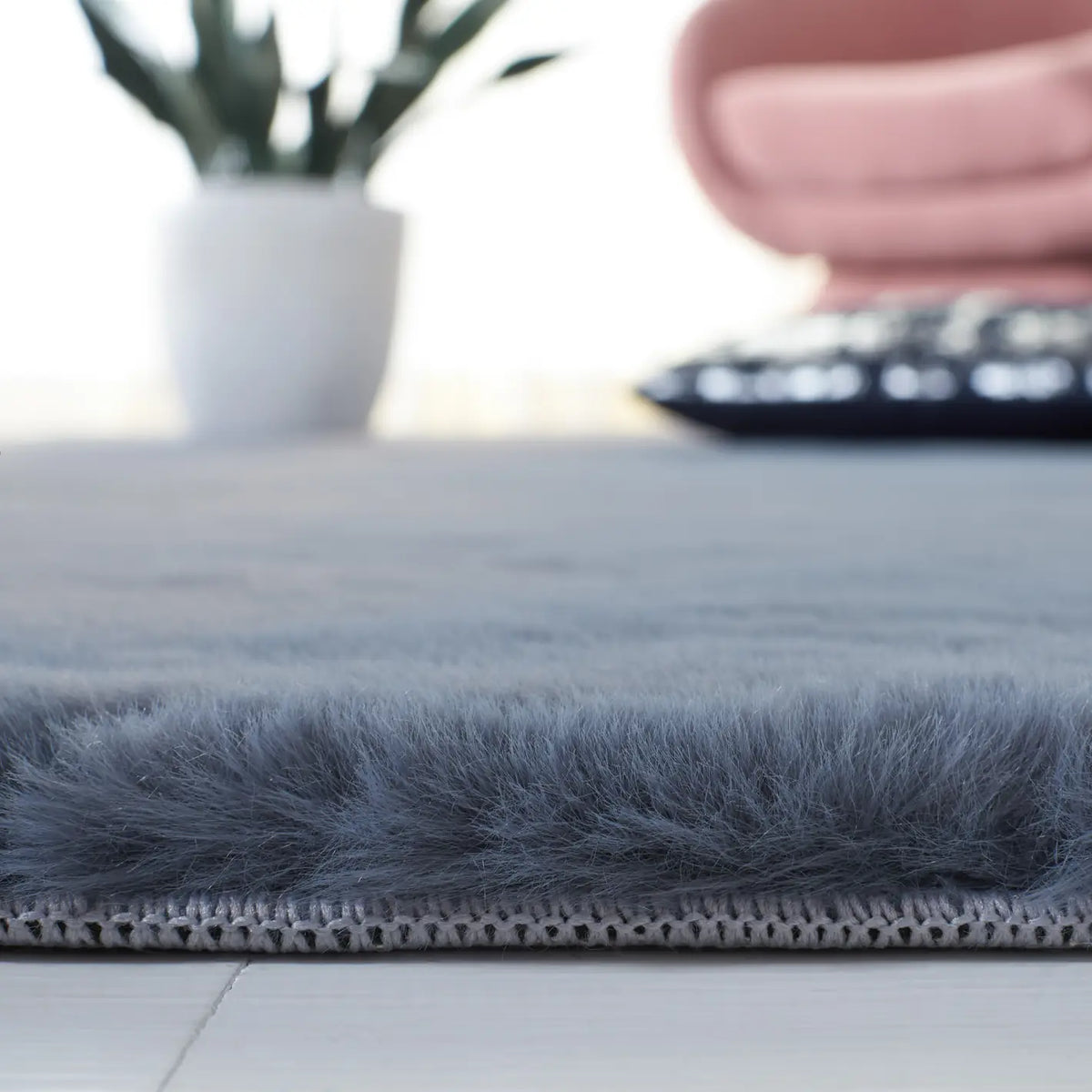Safavieh Faux Rabbit Fur 4'-0" x 6'-0" Rug in Dark Grey