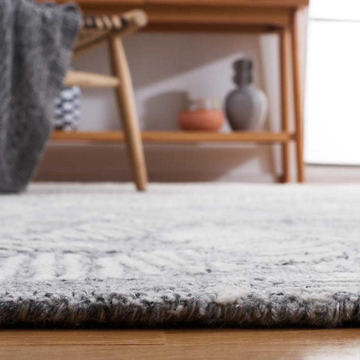 Safavieh Glamour 4'-0" x 6'-0" Rug in Grey / Ivory