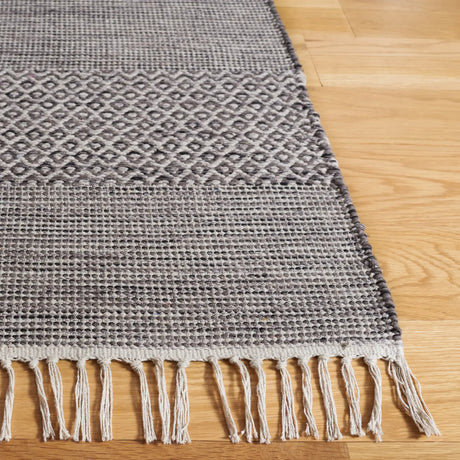 Safavieh Montauk 5'-0" x 8'-0" Rug in Ivory / Anthracite