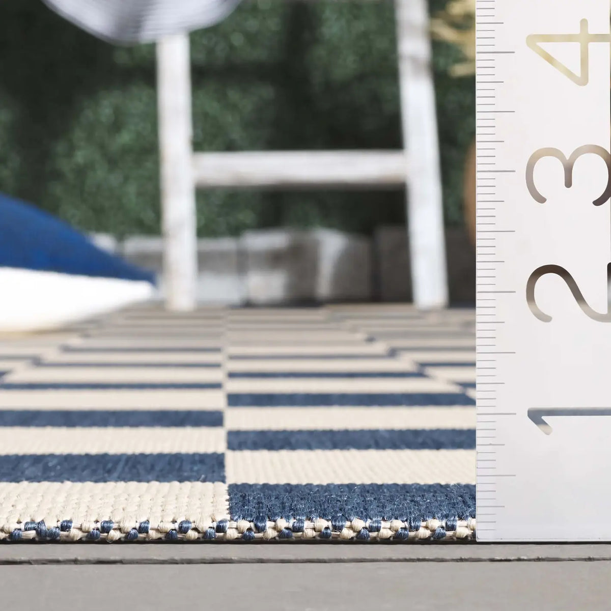 Safavieh Courtyard 4'-0" x 5'-7" Rug in Blue / Beige