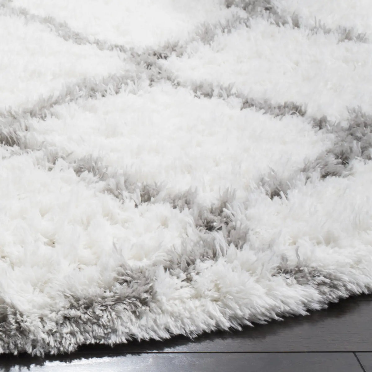 Safavieh Indie Shag 6'-7" x 6'-7" Rug in Ivory / Grey