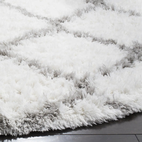 Safavieh Indie Shag 6'-7" x 6'-7" Rug in Ivory / Grey