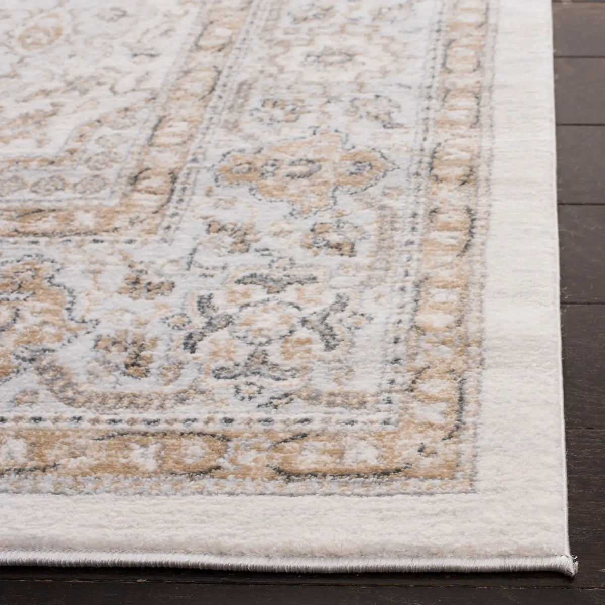 Safavieh Isabella 4'-0" x 6'-0" Rug in Cream / Beige