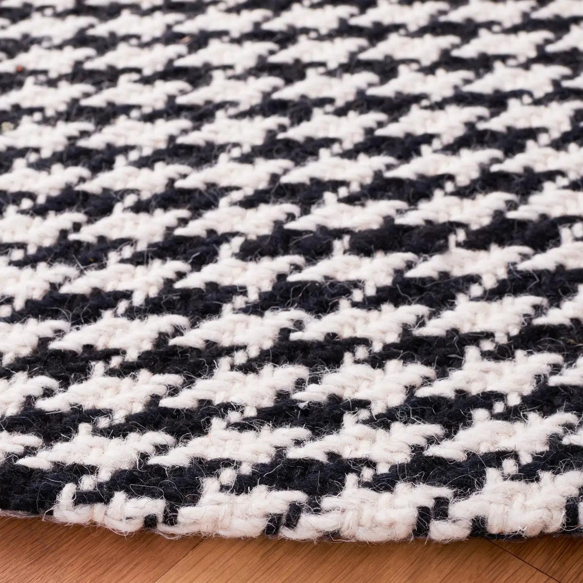 Safavieh Marbella 6'-0" x 6'-0" Rug in Black / Ivory