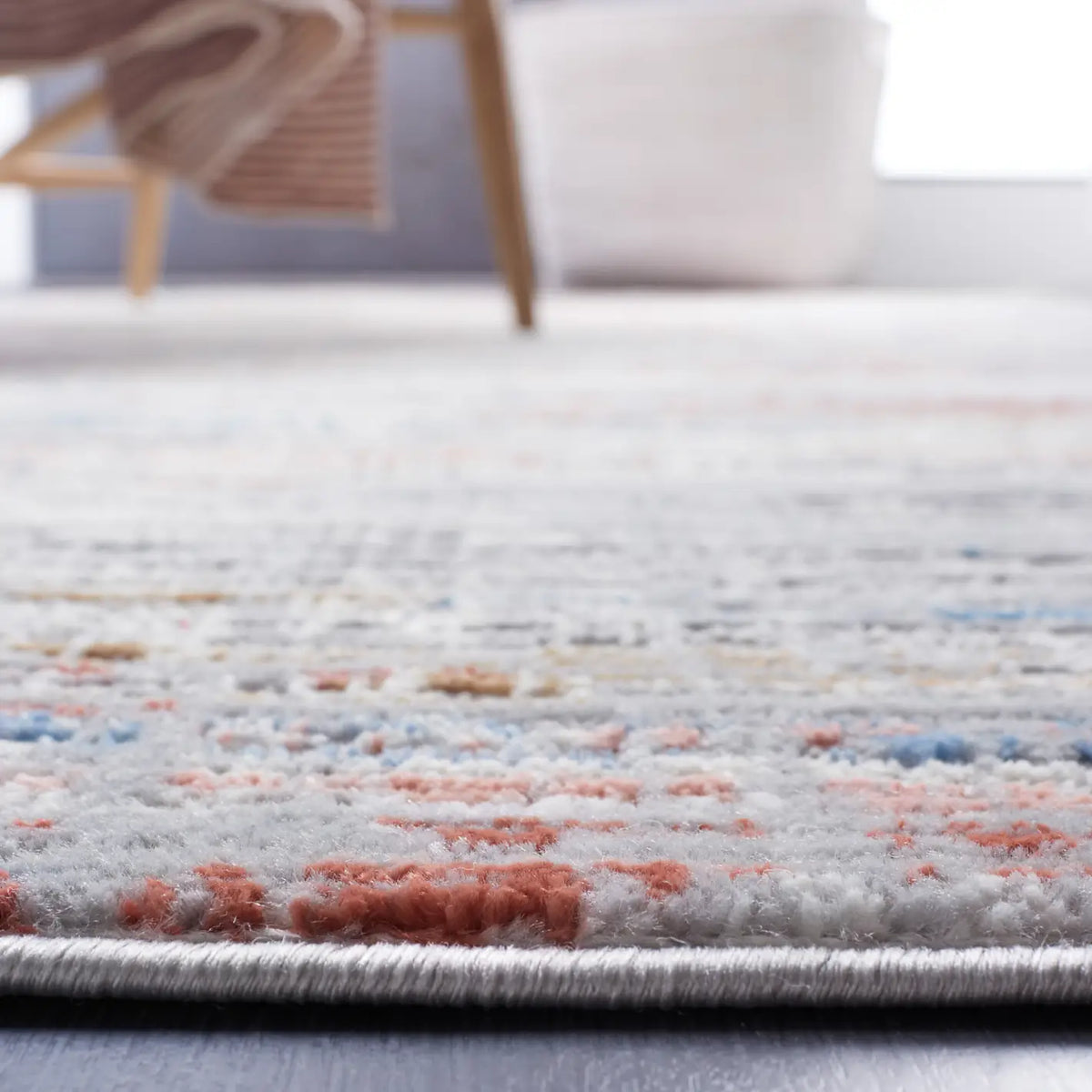 Safavieh Shivan 100 4'-0" x 6'-0" Rug in Light Grey / Rust