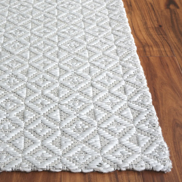 Safavieh Marbella 2'-3" x 8'-0" Rug in Ivory