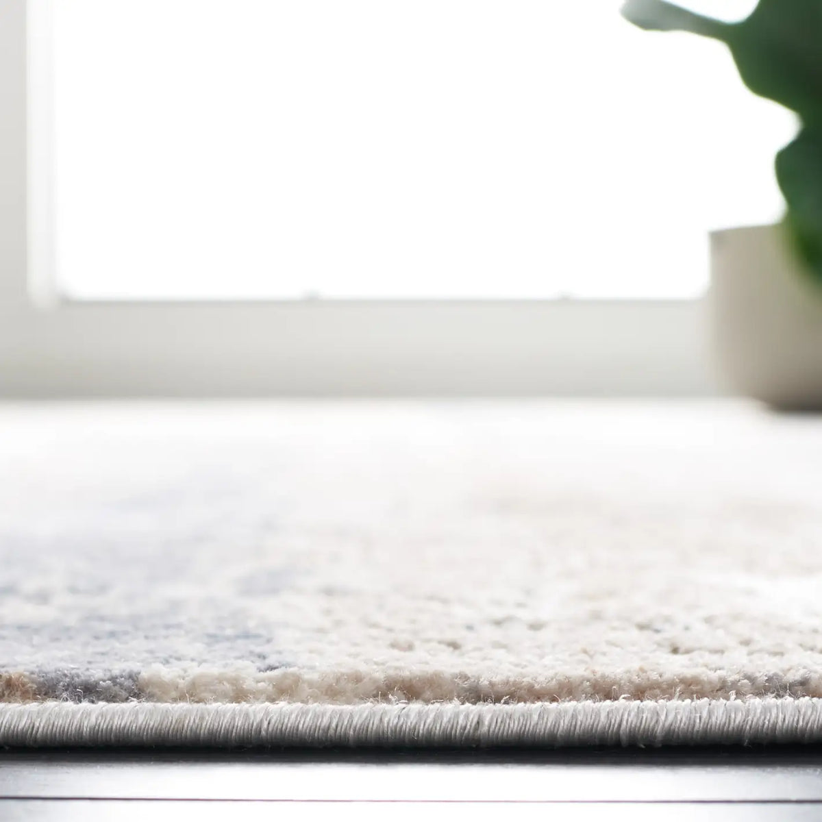 Safavieh Vogue 4'-0" x 6'-0" Rug in Dark Grey / Grey