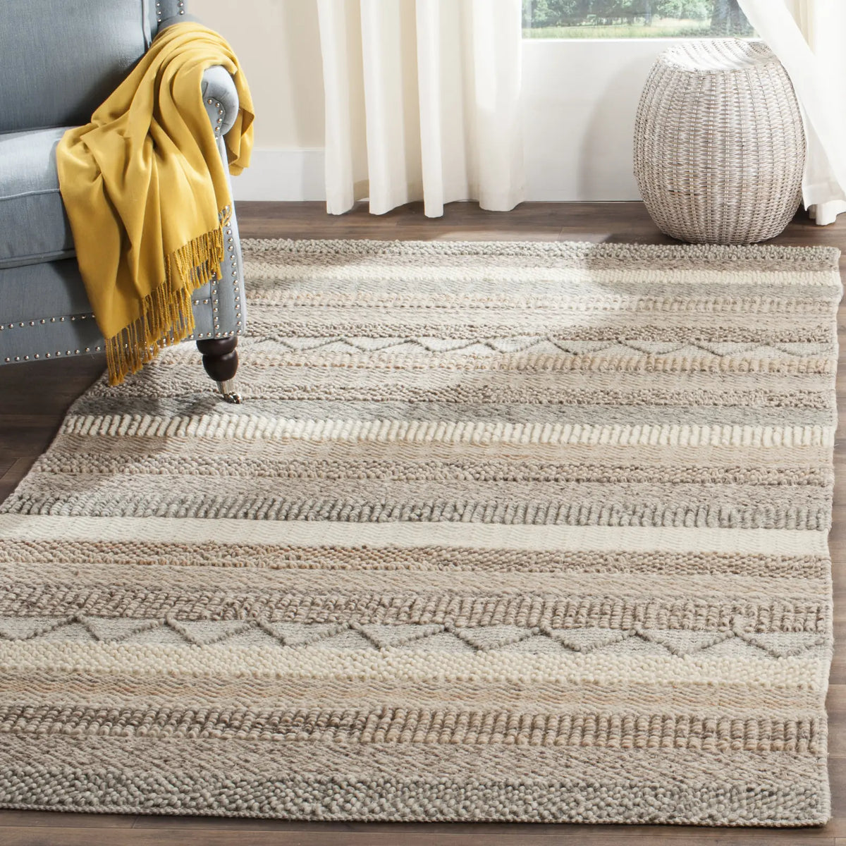 Safavieh Natura 4'-0" x 6'-0" Rug in Beige