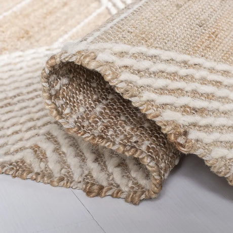 Safavieh Kilim 4'-0" x 6'-0" Rug in Natural