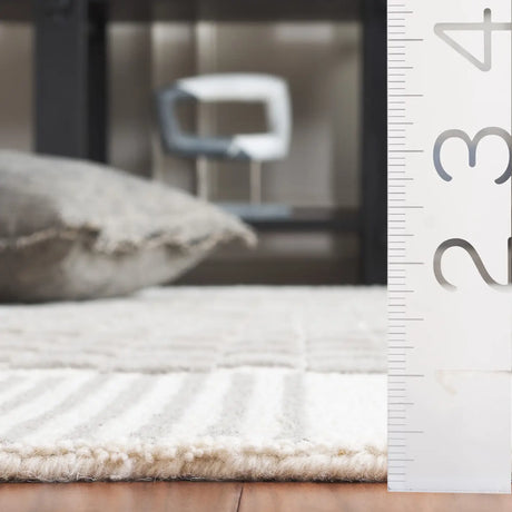 Safavieh Genre 4'-0" x 6'-0" Rug in Grey / Ivory
