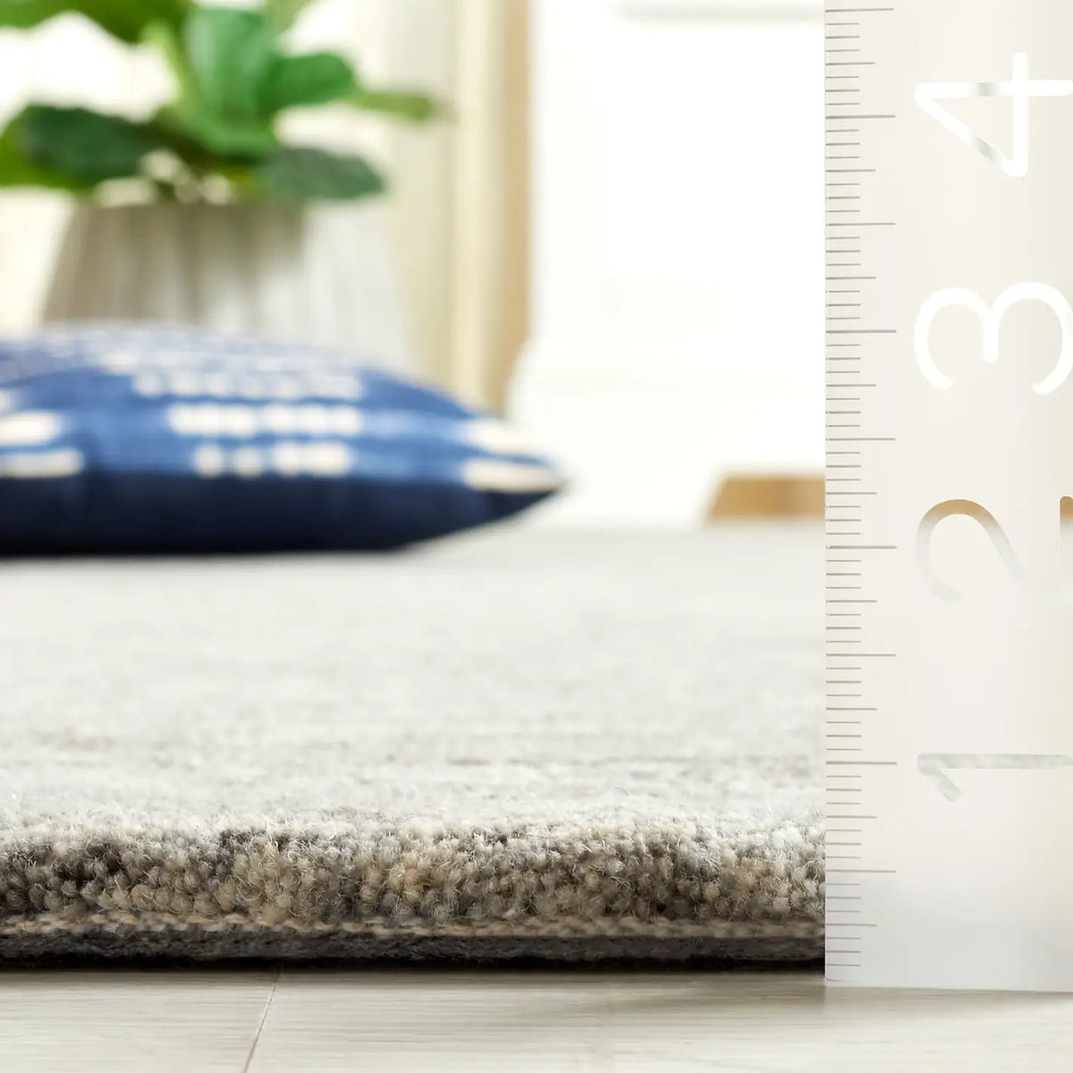 Safavieh Himalaya 4'-0" x 6'-0" Rug in Grey