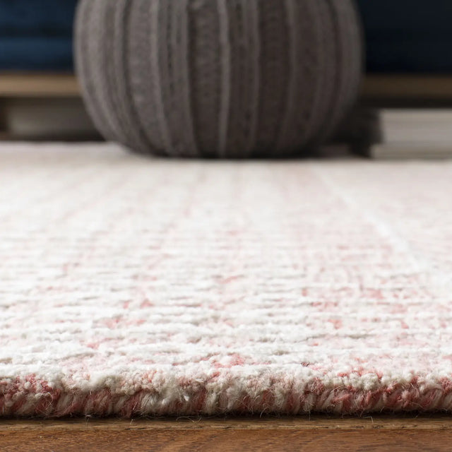 Safavieh Glamour 4'-0" x 6'-0" Rug in Light Pink / Ivory