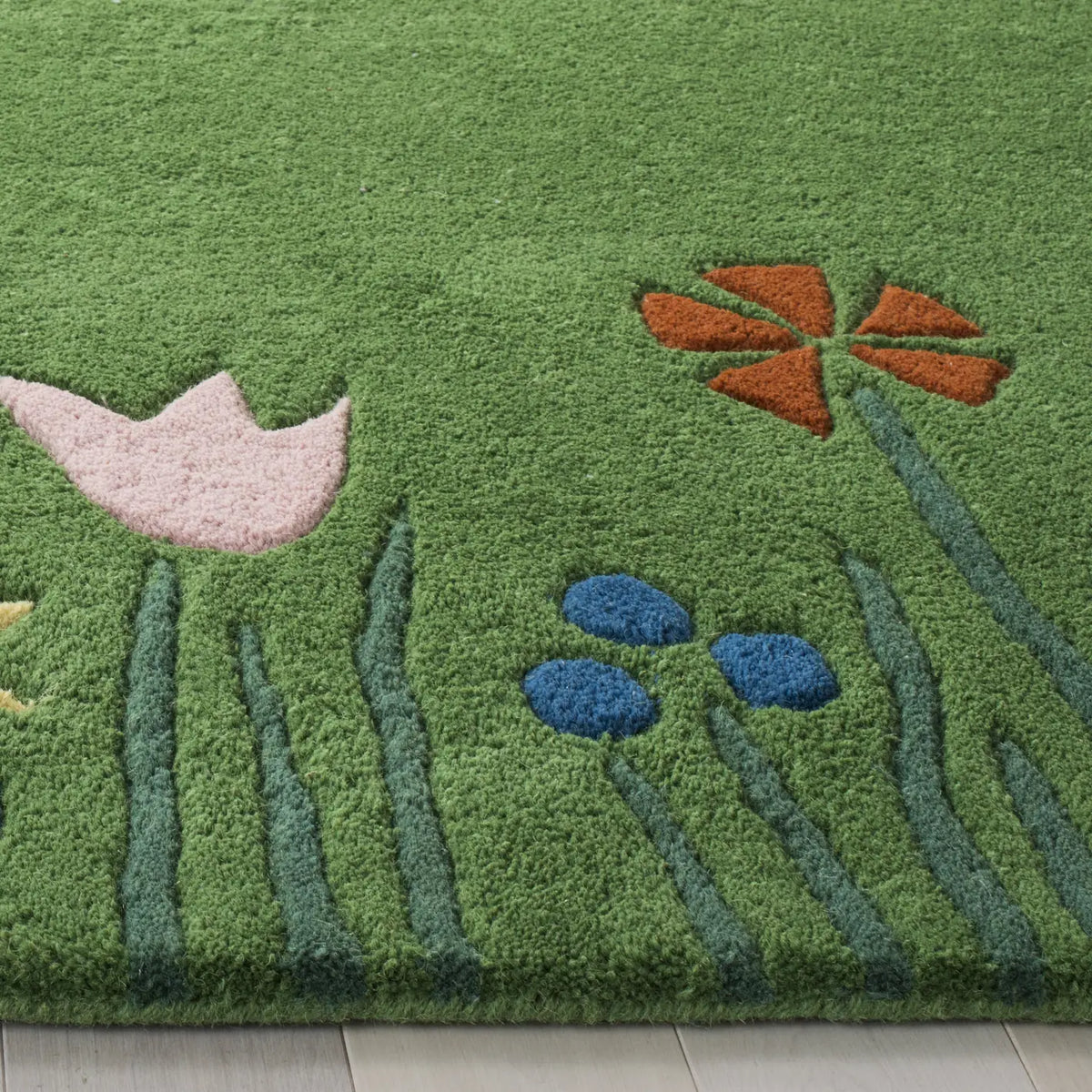 Safavieh Safavieh Kids 4'-0" x 6'-0" Rug in Green / Multi