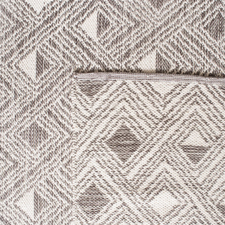Safavieh Montauk 5'-0" x 8'-0" Rug in Charcoal / Ivory