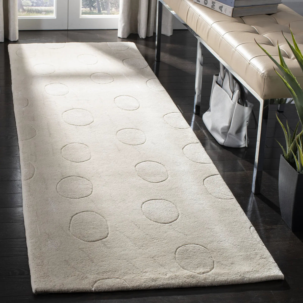 Safavieh Soho 2'-6" x 8'-0" Rug in White / White