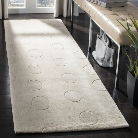Safavieh Soho 2'-6" x 8'-0" Rug in White / White