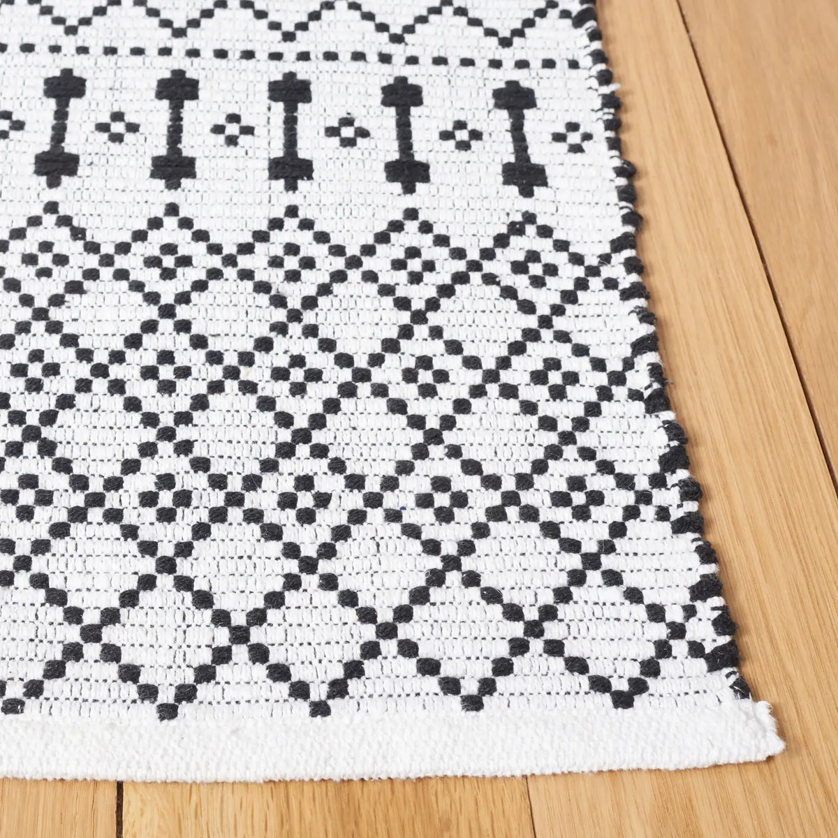 Safavieh Kilim 4'-0" x 6'-0" Rug in Ivory / Black