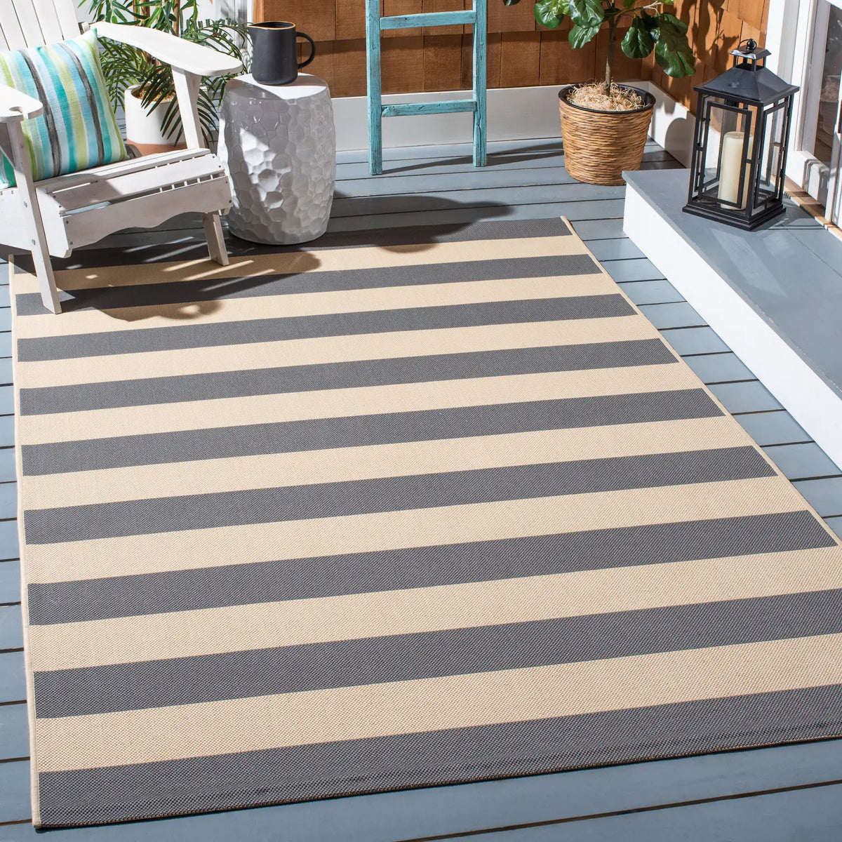 Safavieh Courtyard 4'-0" x 5'-7" Rug in Beige / Grey