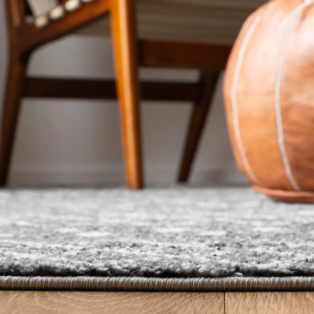 Safavieh Madison 700 4'-0" x 6'-0" Rug in Charcoal / Ivory