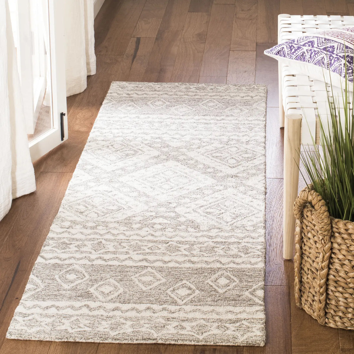 Safavieh Micro-Loop 2'-3" x 7'-0" Rug in Dark Grey / Ivory