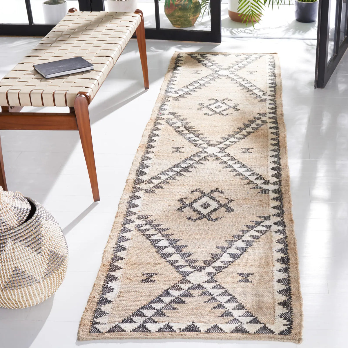 Safavieh Kilim 2'-3" x 9'-0" Rug in Grey / Black