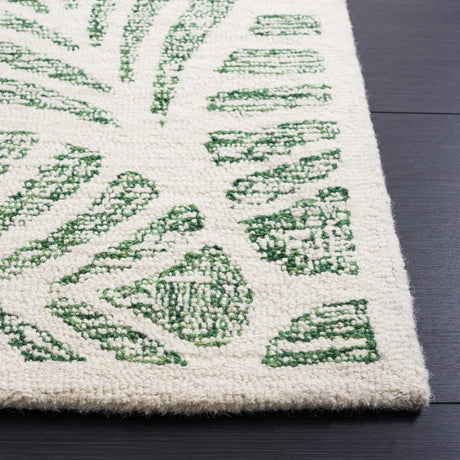 Safavieh Martha Stewart 300 4'-0" x 6'-0" Rug in Ivory / Green