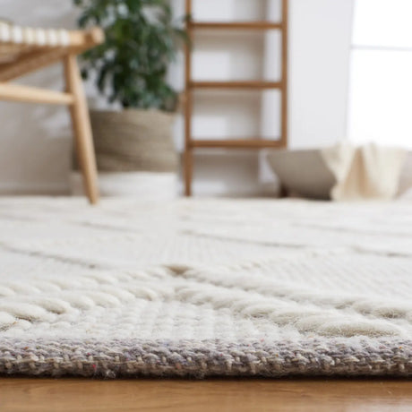 Safavieh Natura 4'-0" x 6'-0" Rug in Grey / Ivory