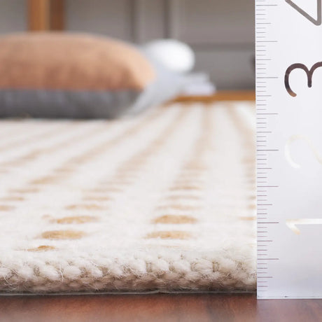 Safavieh Natura 725 4'-0" x 6'-0" Rug in Natural / Ivory