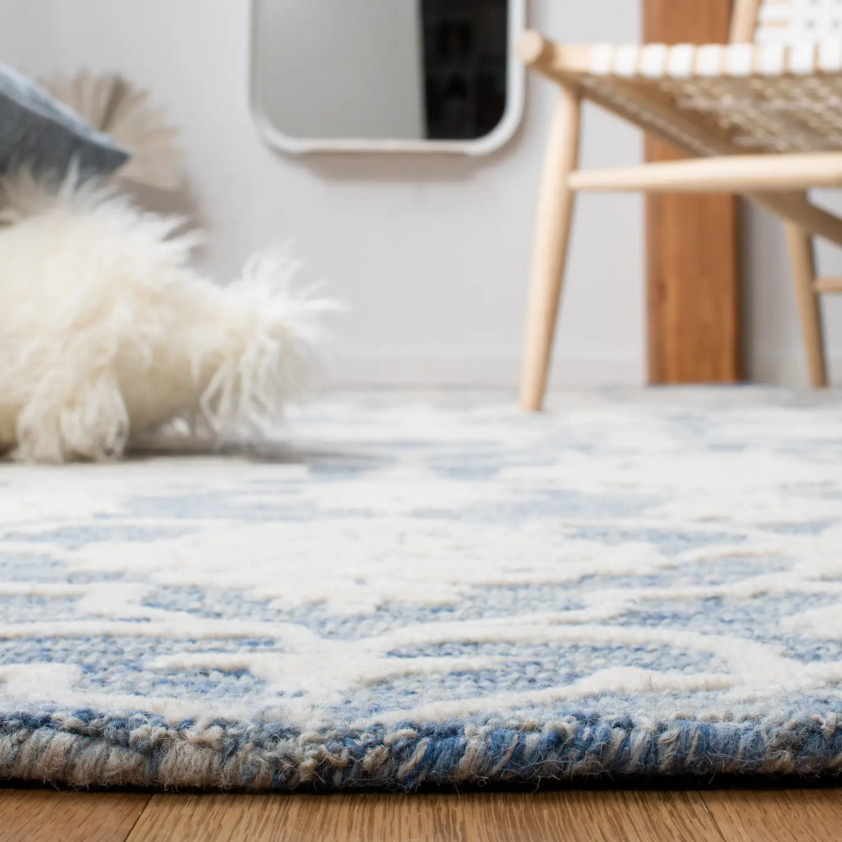 Safavieh Metro 4'-0" x 6'-0" Rug in Blue / Ivory