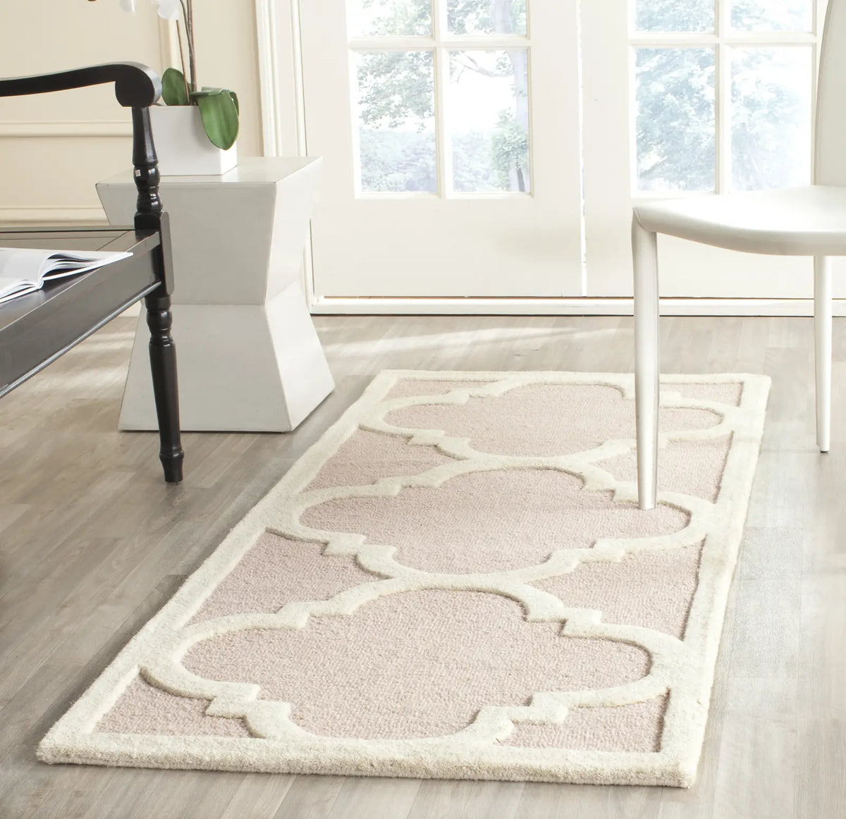 Safavieh Cambridge 2'-6" x 12'-0" Rug in Light Pink / Ivory