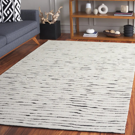 Safavieh Casablanca 4'-0" x 6'-0" Rug in Ivory / Black
