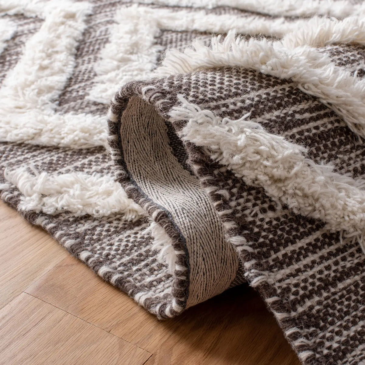 Safavieh Kenya 4'-0" x 6'-0" Rug in Brown / Ivory