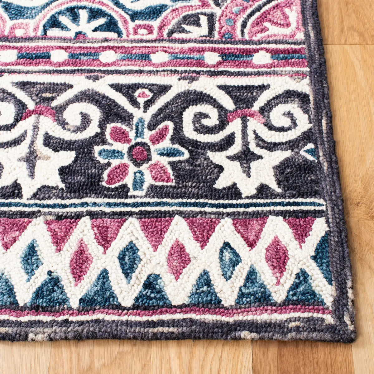 Safavieh Micro-Loop 4'-0" x 6'-0" Rug in Ivory / Pink