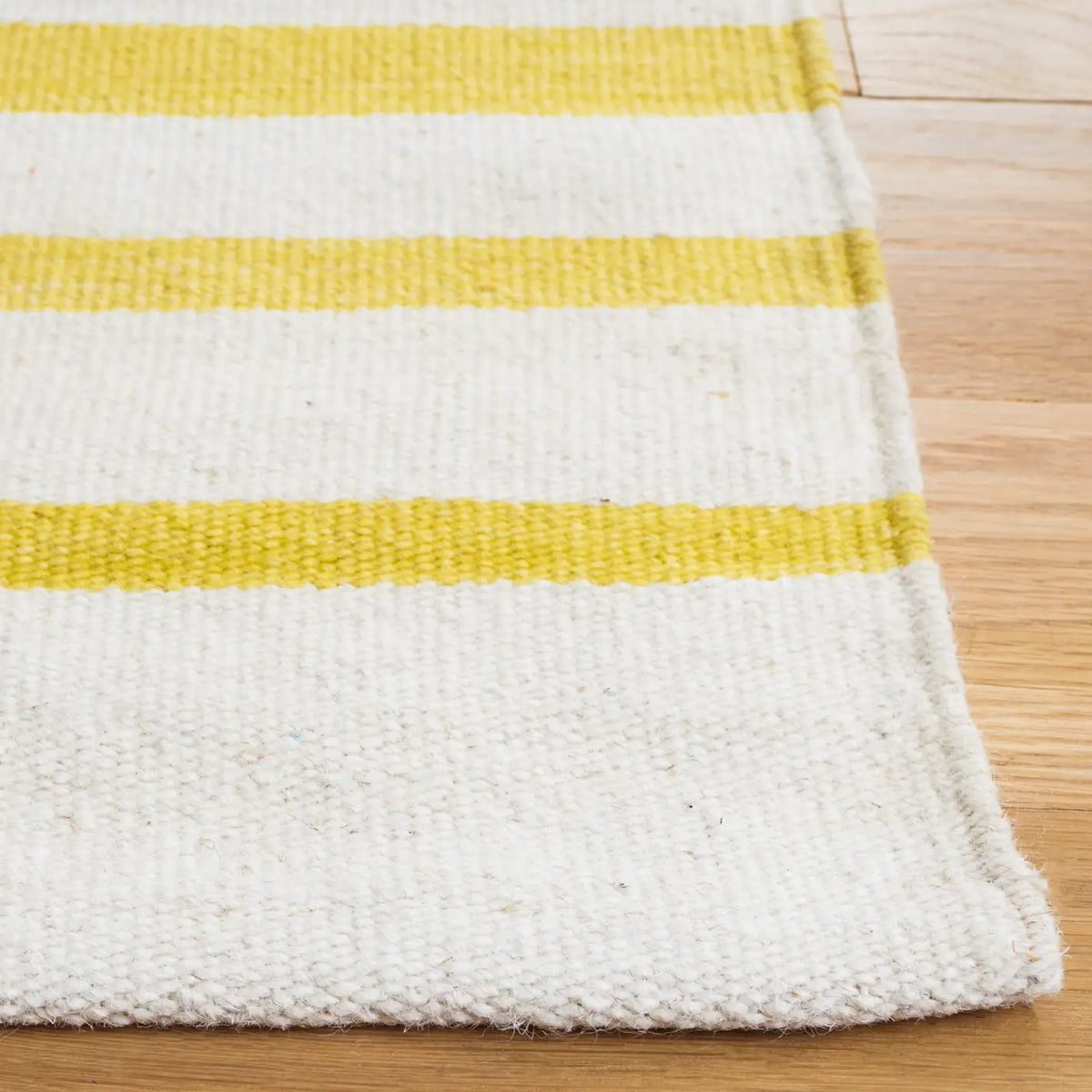 Safavieh Kilim 5'-0" x 8'-0" Rug in Gold / Ivory