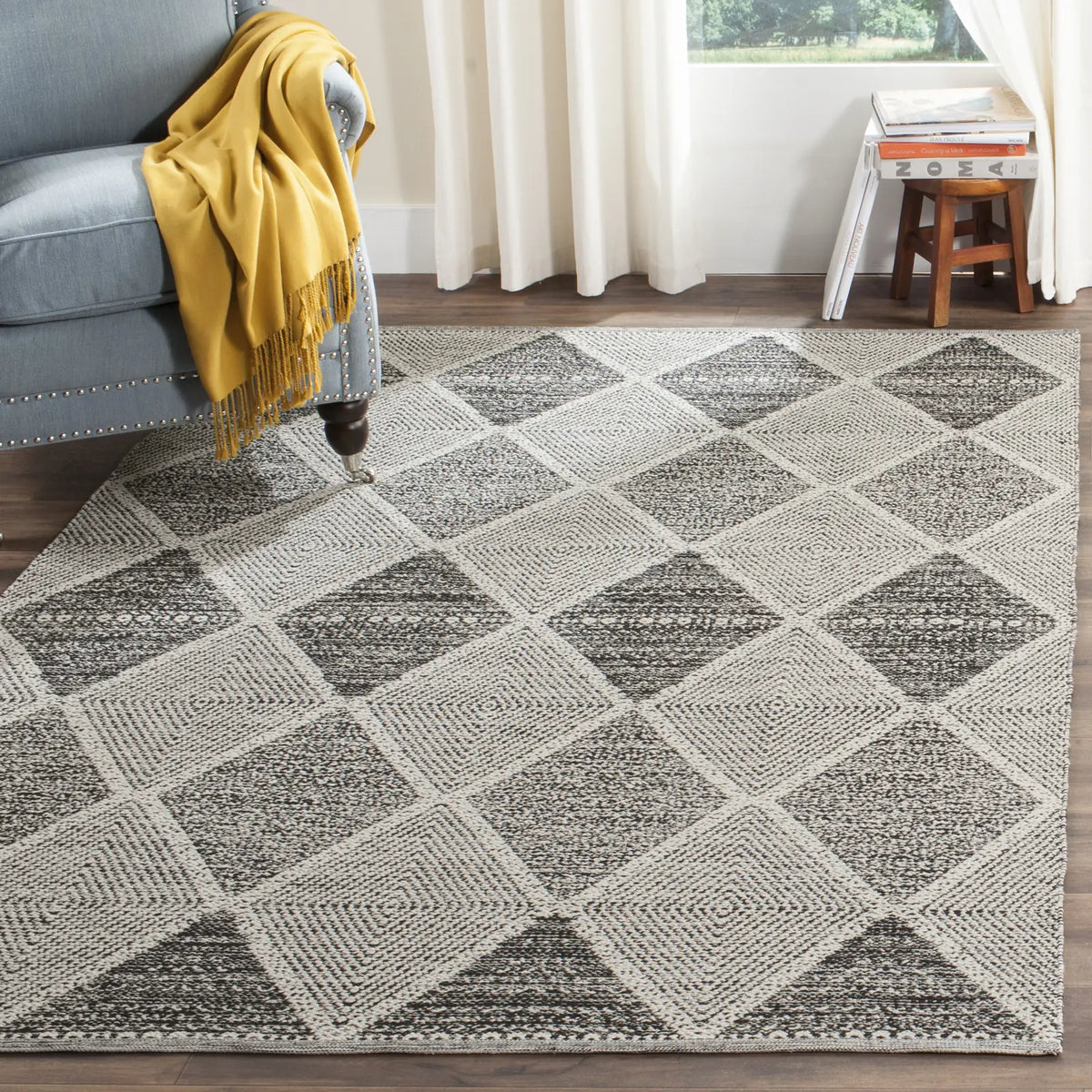 Safavieh Montauk 4'-0" x 6'-0" Rug in Black