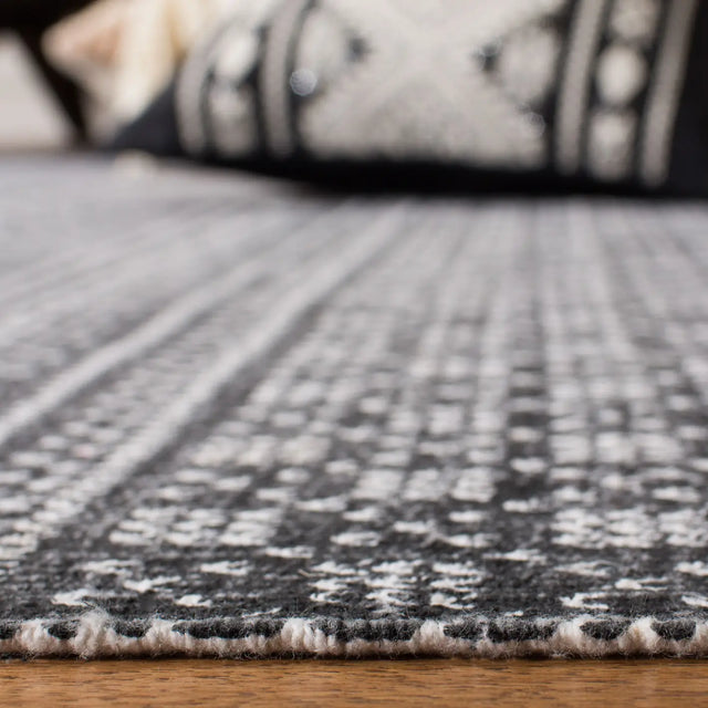 Safavieh Cedar Brook 5'-0" x 8'-0" Rug in Black / Ivory